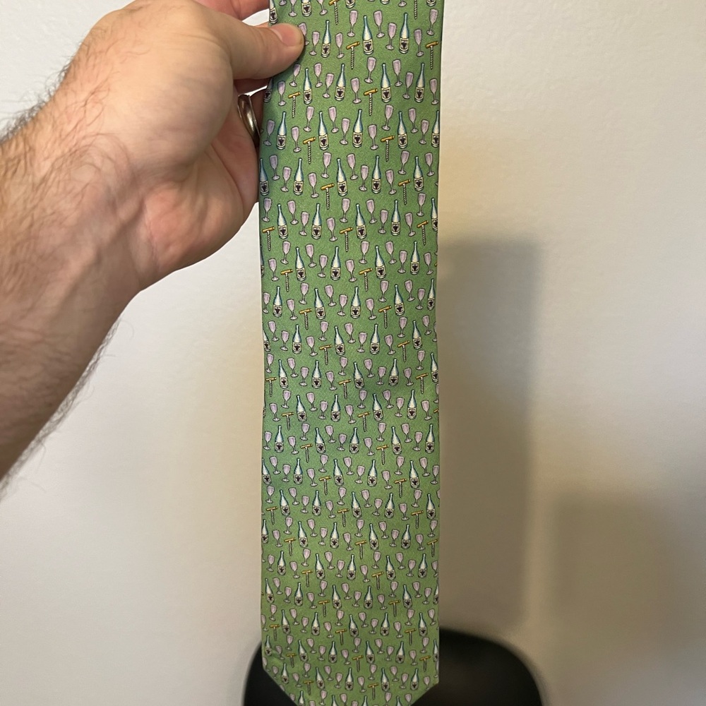 VINEYARD VINES Martha's Men's 100% Silk Necktie  WINE BOTTLES
